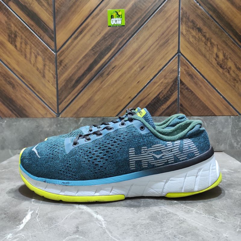 sepatu hoka second cavu