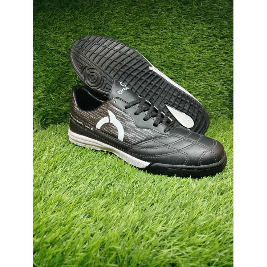 sepatu futsal ORTUSEIGHT JOGOSALA  HITAM PUTIH