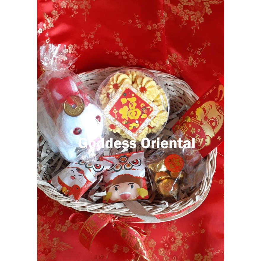 

Imlek Tahun Kelinci Kue Bunga Mewah Stroberi + Barongsai Candy + Coklat Yuan Bao Yenpao Boneka Rabbit 7 pcs Gift Hampers Set Hadiah