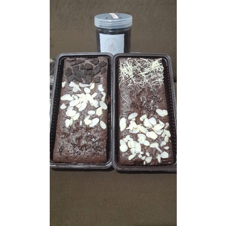 

Brownies Almond Tiga Rasa Keju Oreo Choco Cip Ukuran 10x24cm