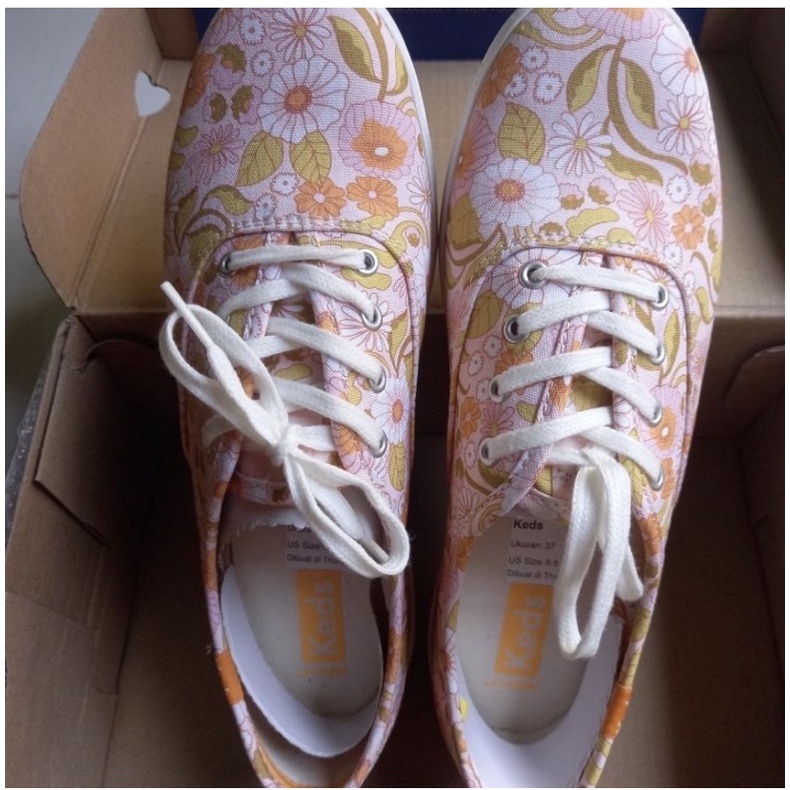 sepatu KEDS