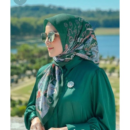 HIJAB SEGI EMPAT MOTIF TERBARU WONDRLAND LASER CUT VOAL