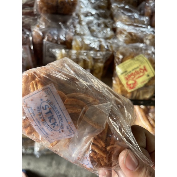 

snack jajanan pedas gurih