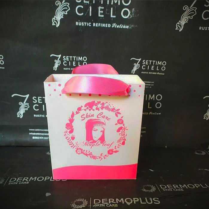 

PAPERBAG EDISI SKINCARE, SIZE KECIL PXLXT 13cmx6cmx15cm LIPATAN RAPI DAN TEBAL FREE DESIGN