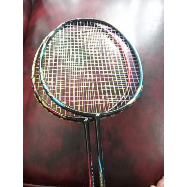 2 Raket Yonex sesuai foto bonus 2 tas 4U 26-30 lbs