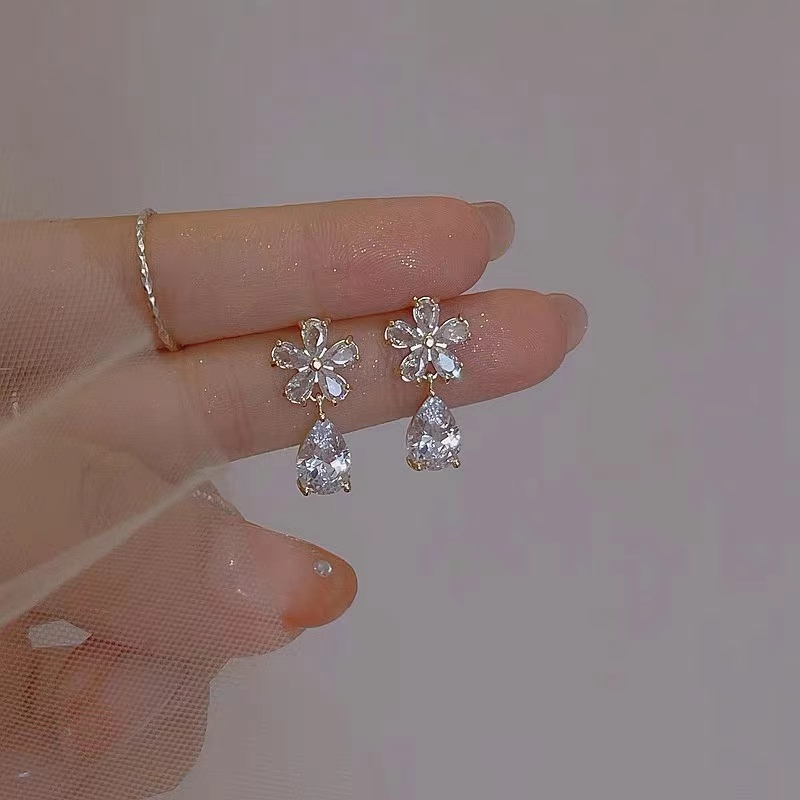 Water Drop Zircon Flower Earrings Niche Gaya Keren Temperamen Mewah Ringan High-End Earrings Anting