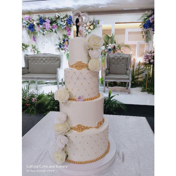 

White&Gold Wedding Cake 4 tier /Cake Buttercream/Cake Cantik
