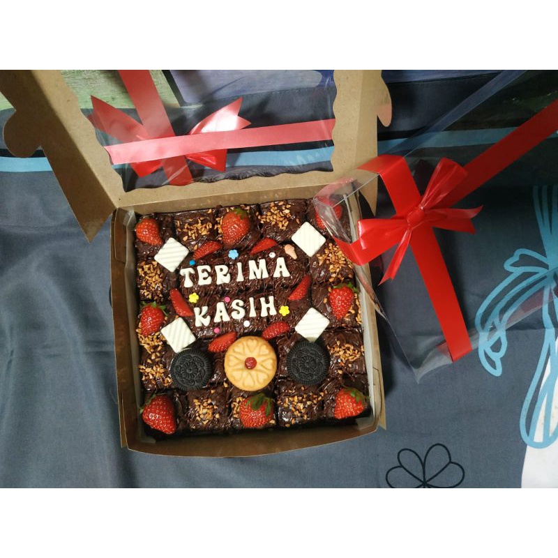 

fudgy brownis custom/ hampers ulang tahun/ fudgy brownis/kue hantaran