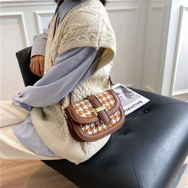 Red Tas wanita baru 2022 gaya panas lintas diagonal siswa all-match in ponsel tas kecil tas persegi kecil high-end musim gugur dan musim dingin