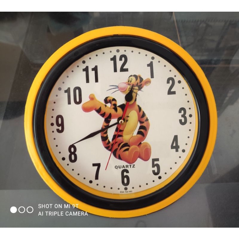 Jam Dinding ESA Yellow Tiger