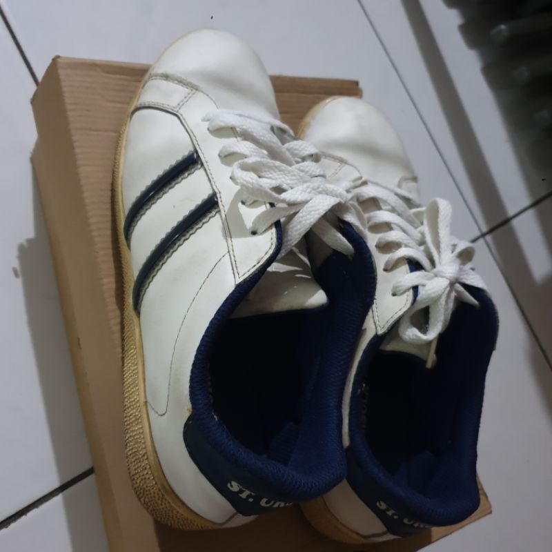 Seragam Sepatu Olahraga Santa Ursula