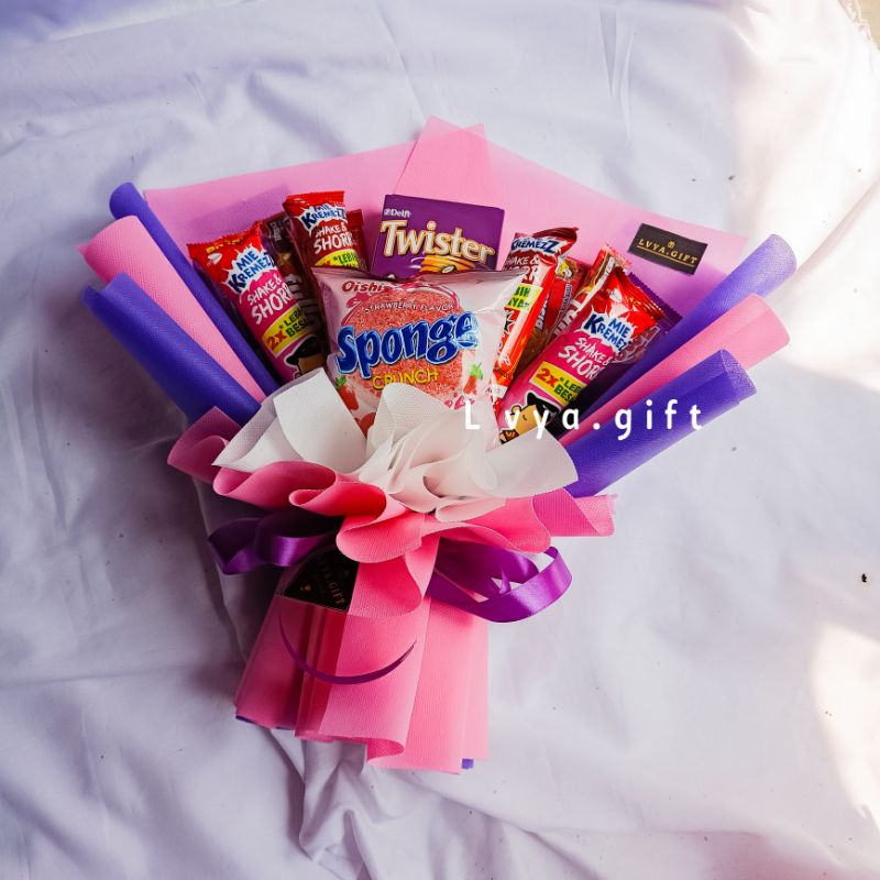 (SNACK 0002) Buket snack black pink | Buket snack tema hitam-pink | Buket snack serba pink | Buket snack wisuda | Buket snack ulang tahun | Buket anniversary | Buket hari guru | Buket hari ibu | hadiah wisuda | kado ulang tahun