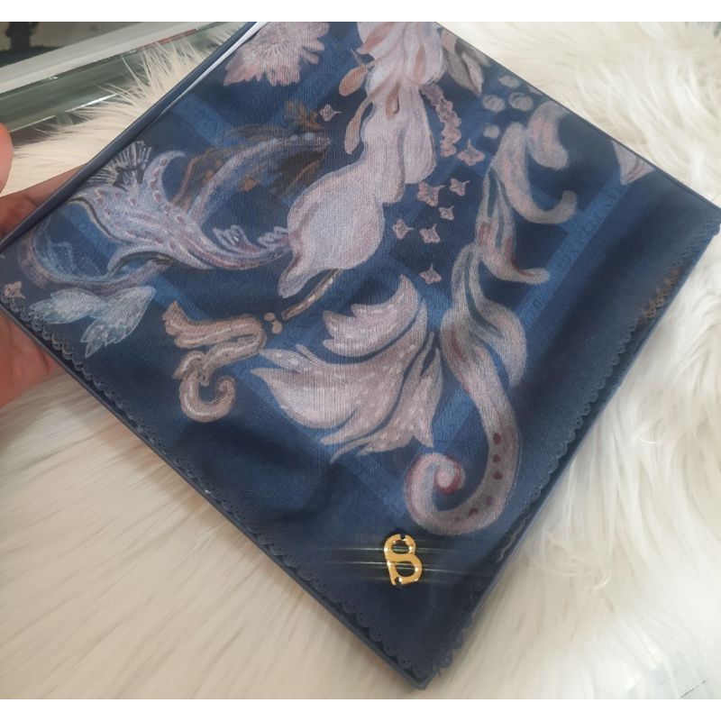 Preloved VGC sekali pakai The Autograph Voile Square XL Bleu Buttonscarves