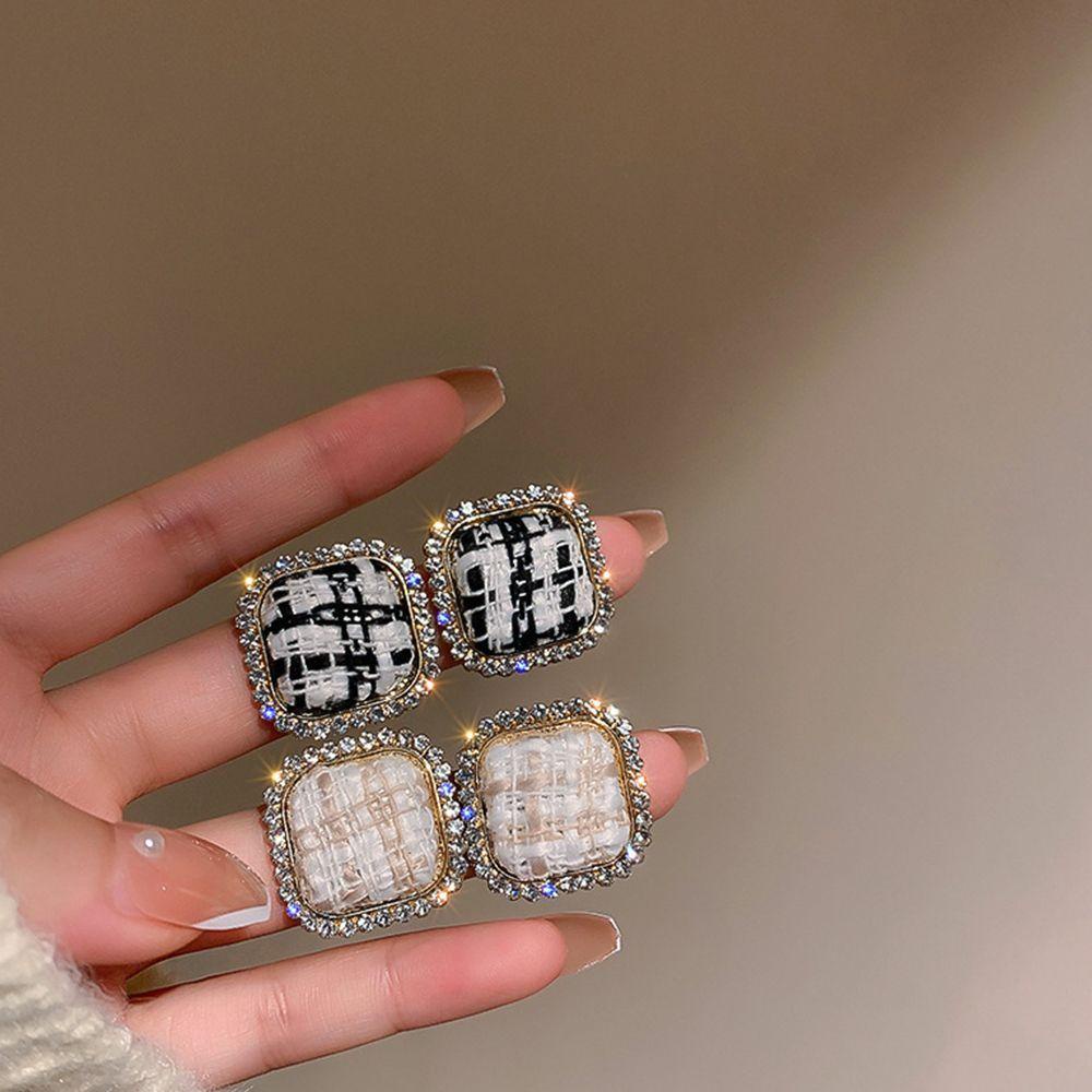 Anting Tusuk Wanita Kotak Warna Hitam atau Putih Tekstur Benang