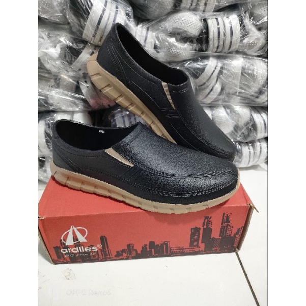 sepatu att sepatu pria sepatu karet anti air.terbuat dri bahan karet mentah