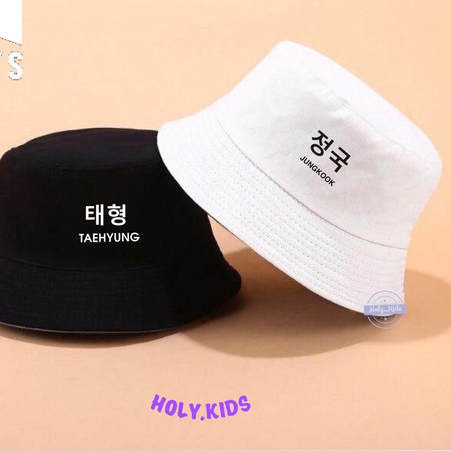 Depan1 TOPI BUCKET NAMA MEMBER BTS / BTS MEMBER BUCKET HAT /TOPI NAMA MEMBER BTS/ BTS BUCKET HAT