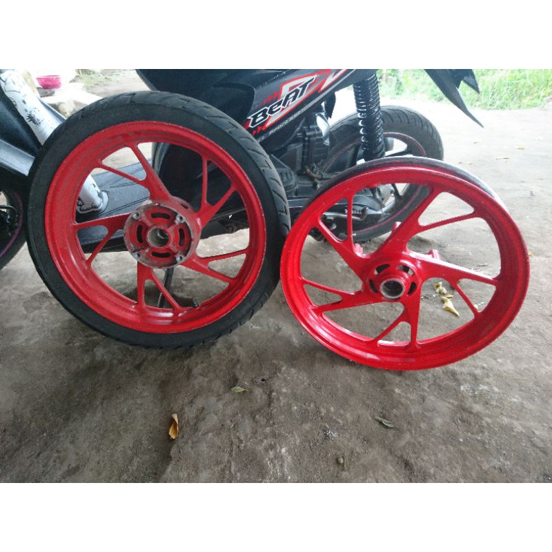 Satu Set Sepaket Pelk Velk Velg Roda Racing CW Depan Belakang Honda CB150R StreetFire CBR 150R New Warna Merah Signal Red Original Bekas Copotan Motor Second 2nd