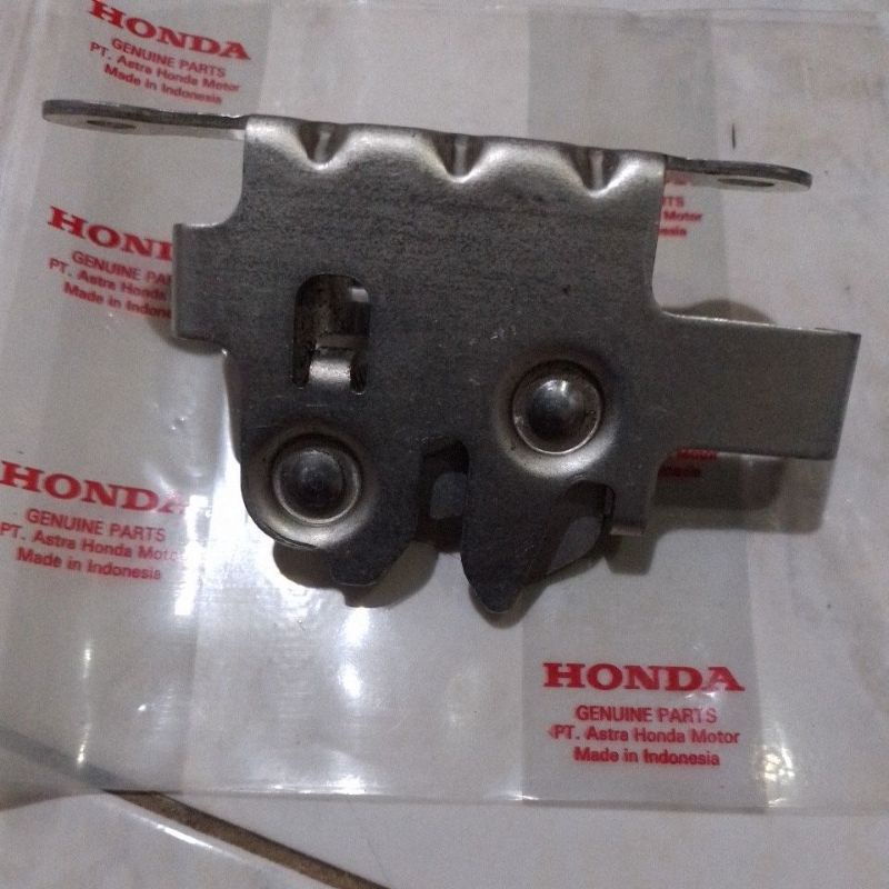 engsel kunci jok belakang honda vario 160 ori