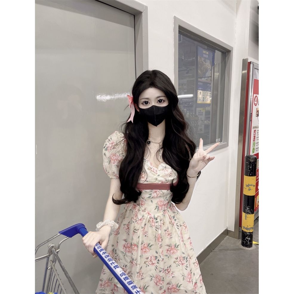 Red Kerah persegi tulang selangka lengan engah gaun wanita musim panas 2022 baru Prancis rok setengah panjang pinggang pelangsing istirahat teh