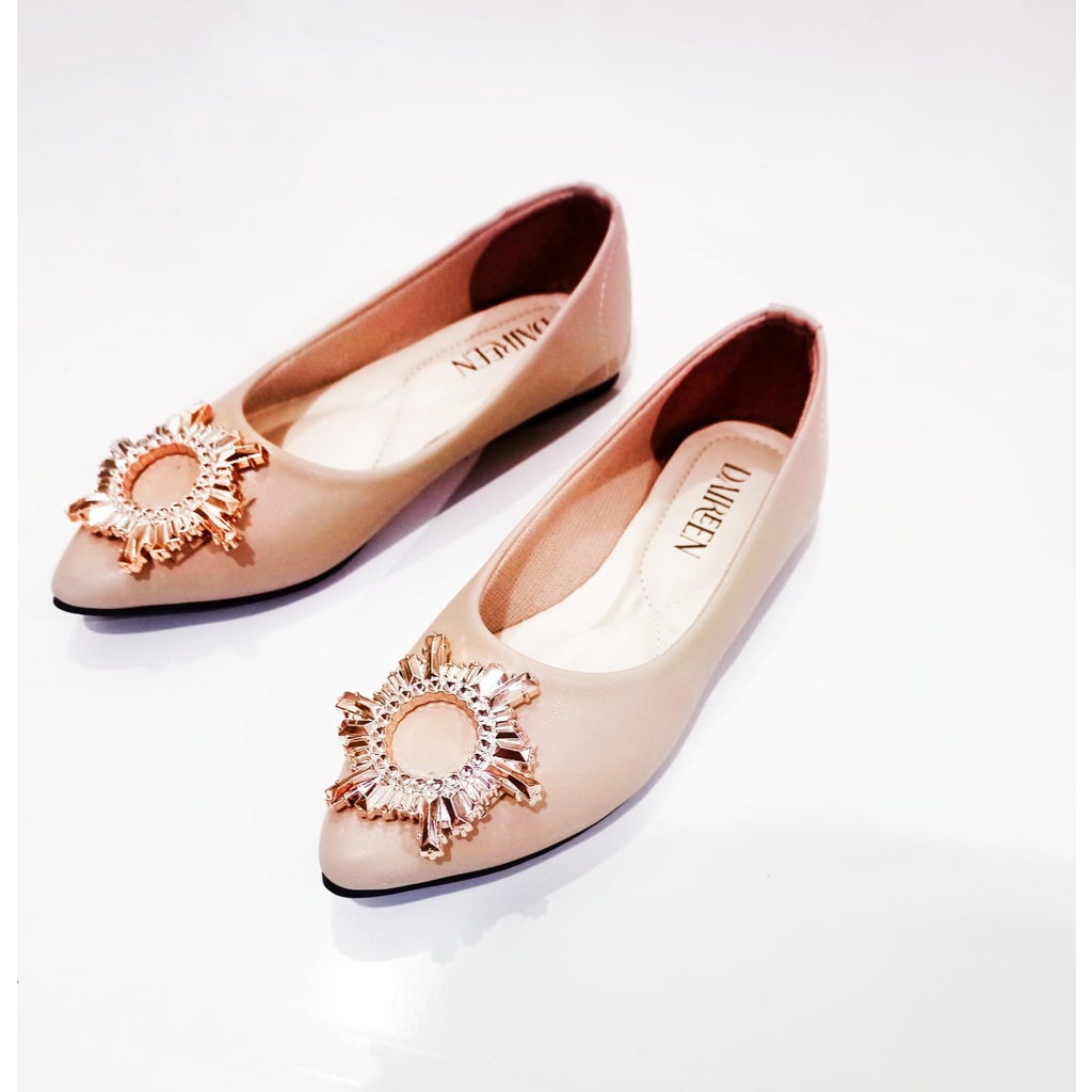 Dinda sepatu wanita slip on flatshoes Mikoto model terbaru 2023 warna apricot dan cream ukuran 37-42