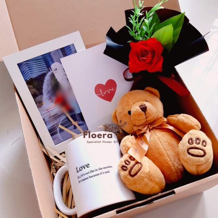 

✨READY✨ -Gift Box Hampers kado/hadiah valentine & anniversary utk pacar wanita- 1.1.23