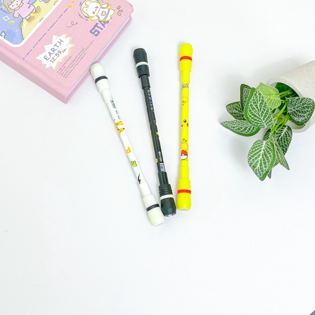 

PEN PUTAR TONGKAT POKEMON / PENA PUTAR TONGKAT MAGNET SPINNER GEL TINTA HITAM MOTIF KARAKTER POKEMON PIKACHU WARNA WARNI