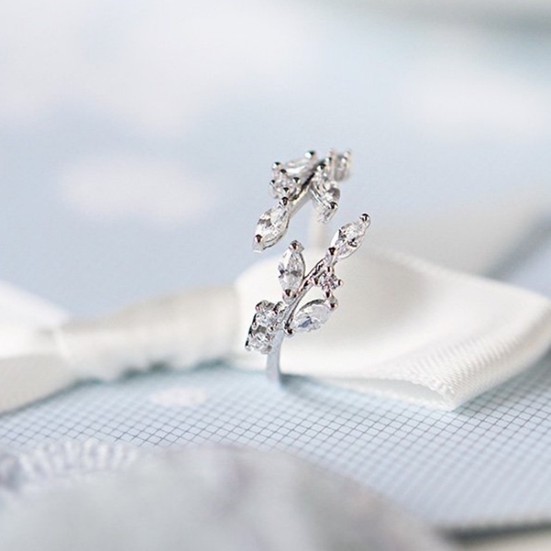 Cincin Adjustable Desain Daun Bahan Metal Lapis Silver / Rose Gold Untuk Wanita