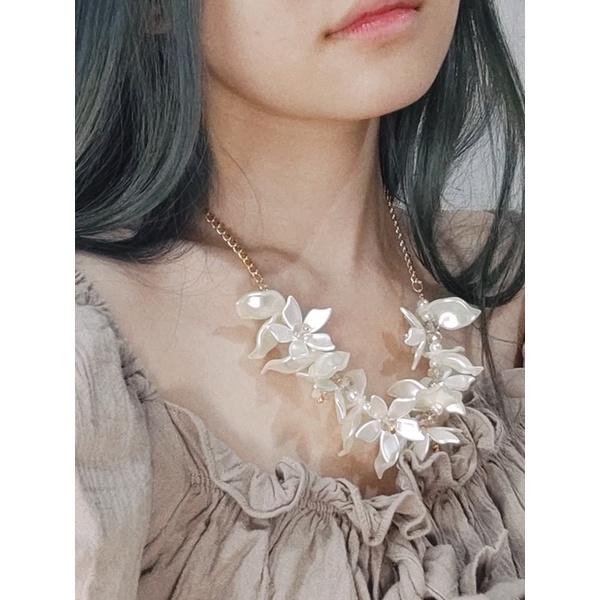 Alison Flowery Pearl Necklace Kalung Crystal Panjang Hijab Bunga Kristal Rantai