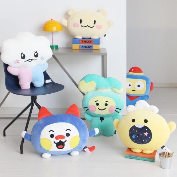 Boneka Truz Treasure official Hug Me Cussion Doll Terbaru Berdiri