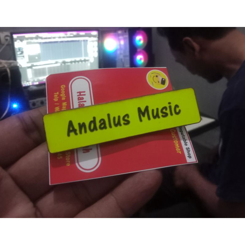 Name Tag Dengan Warna Yellow Stabilo, Mencolok, Pusat Perhatian