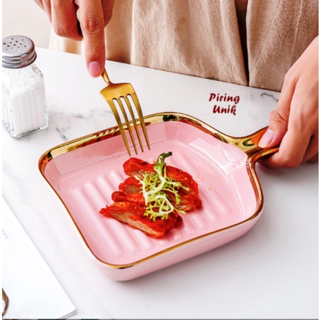 

Unik LIST GOLD Piring Unik MODEL TANGKA PEGANGAN Piring k e r a m i k Unik - PINK LIST GOLD PIRING TANGKAI Limited