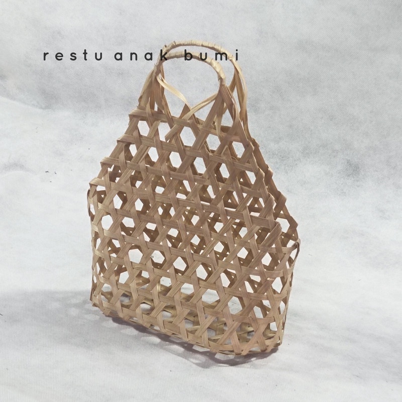 

(B272) Tas Bambu Mini 24 cm/Hadiah/Lamaran/Parcel Lebaran/Natal/Acara/Catering/Hampers/Hantaran/Makanan/Minuman/Keranjang Buah/Souvenir/Wadah Serbaguna/Basket/Craft/Fruit Box/Sembako/Teh/Gula/Beras/Telur/Seserahan/Kado/Gift