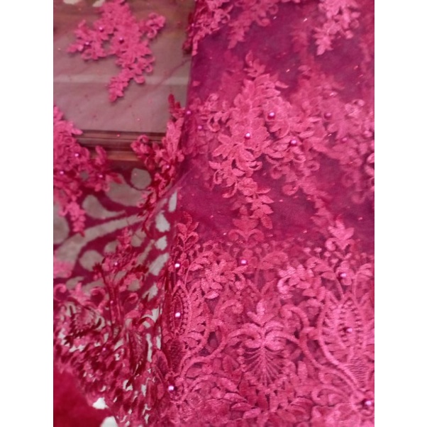 Kain Brukat Brokat  Tile Tule bahan kebaya halus lembut timbul 
Kode: 41651

Warna merah

