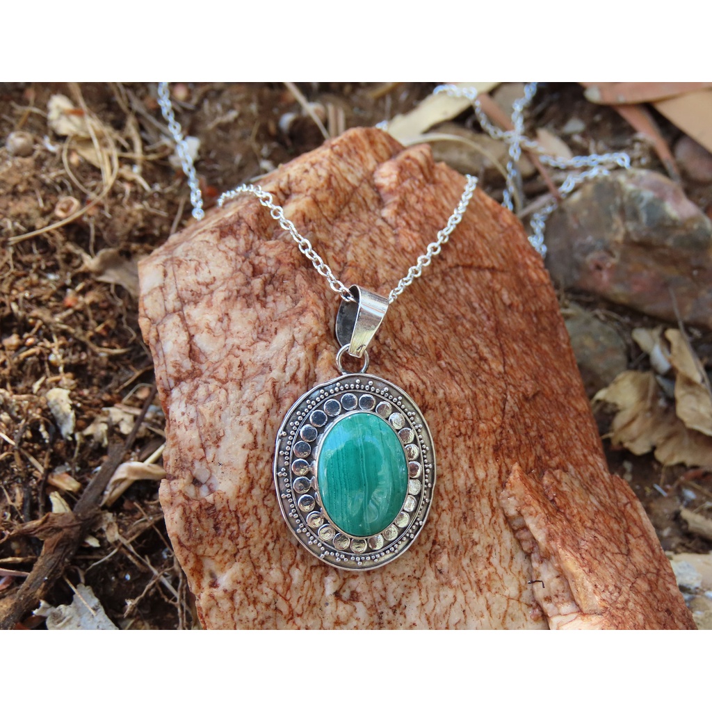 Kalung dan Liontin Perak Bali dengan Permata Malachite