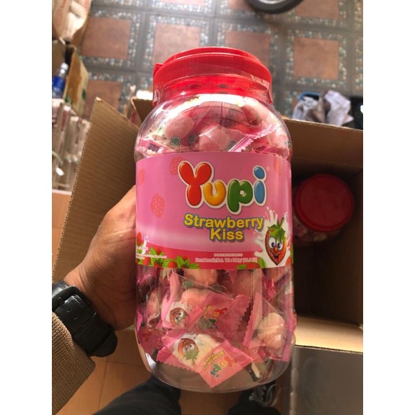 

Yupi Strawberry Kiss Toples 300 gram