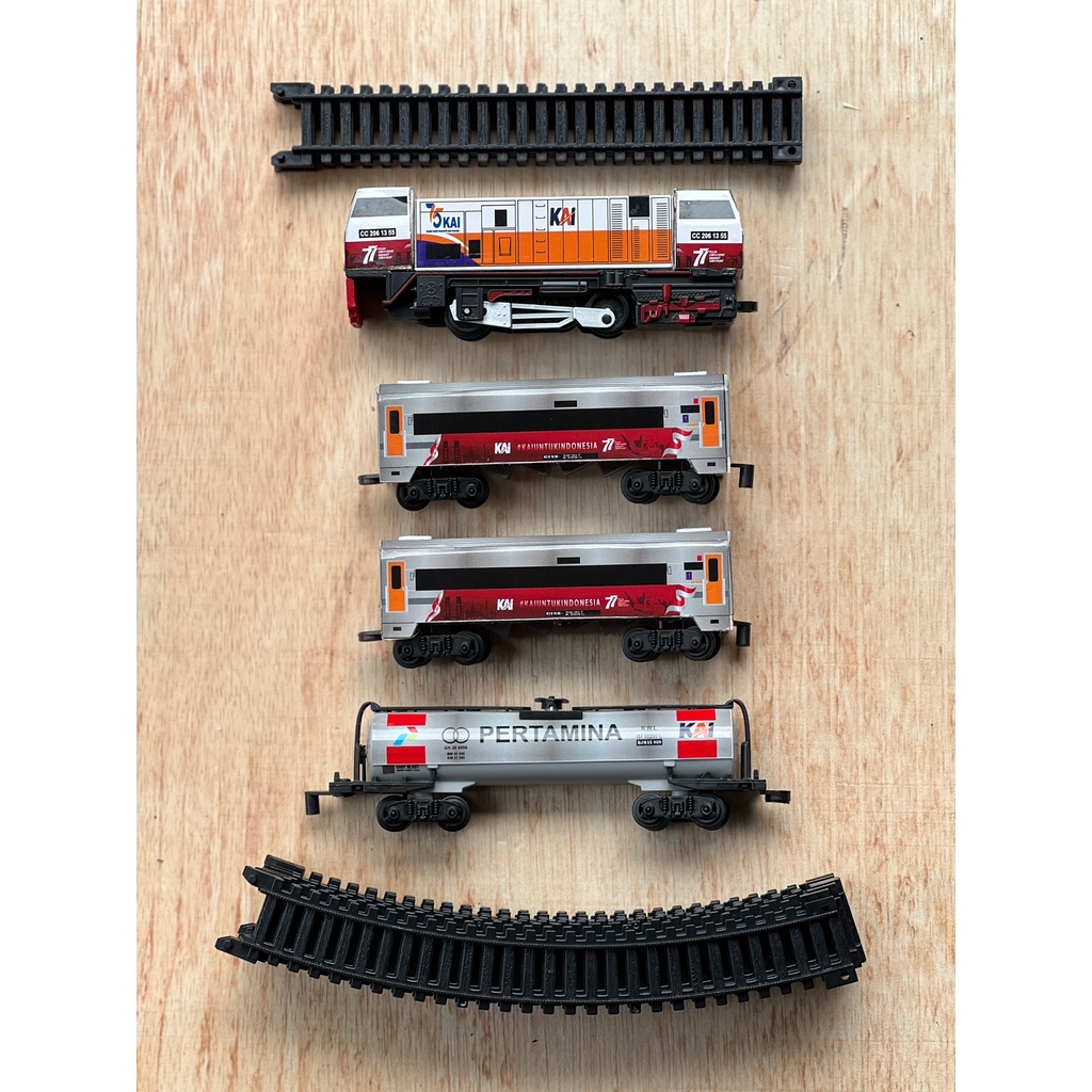 Rangkaian Mainan Kereta Indonesia, Lokomotif CC 206, Gerbong Merah Putih, Gerbong Pertamina, Rel Mel