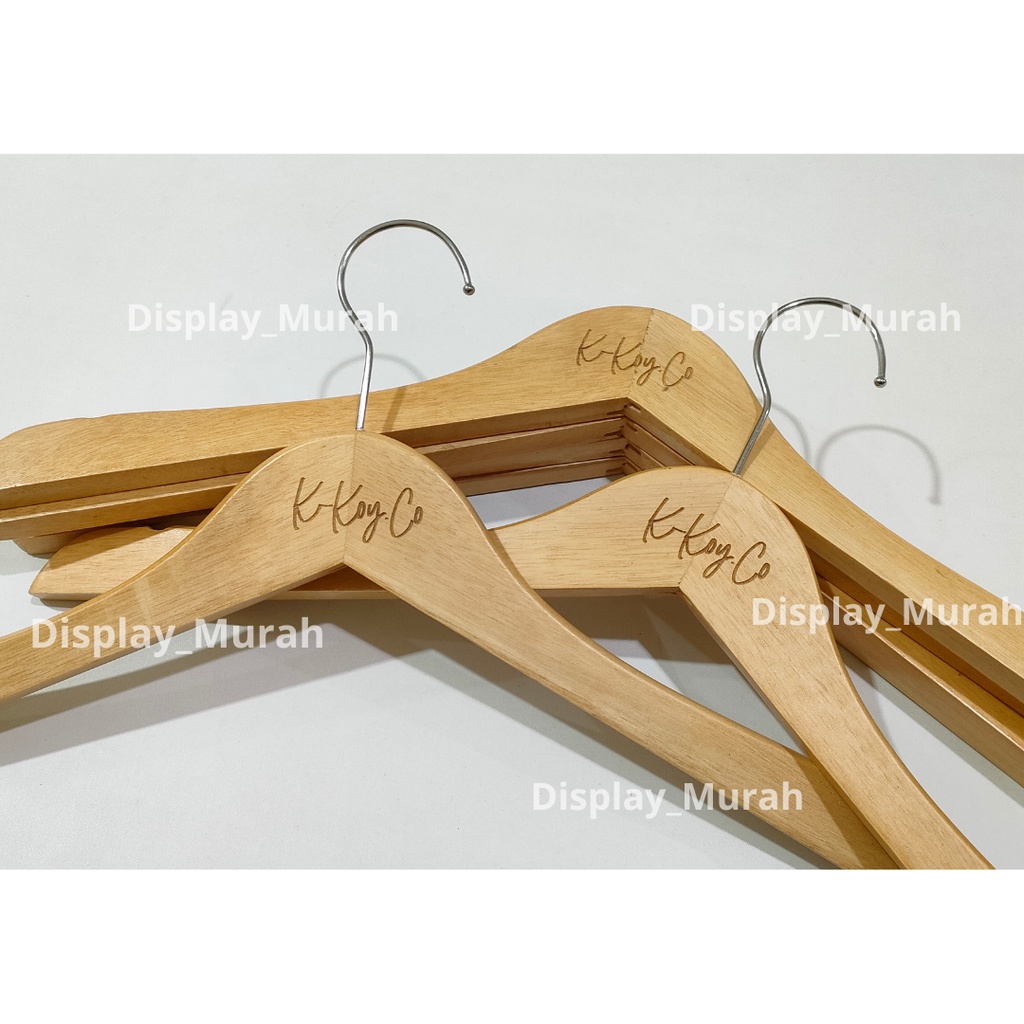 Gantungan baju kayu/Hanger Kayu Natural Dewasa Bisa Custom Logo Grafir Laser- BH