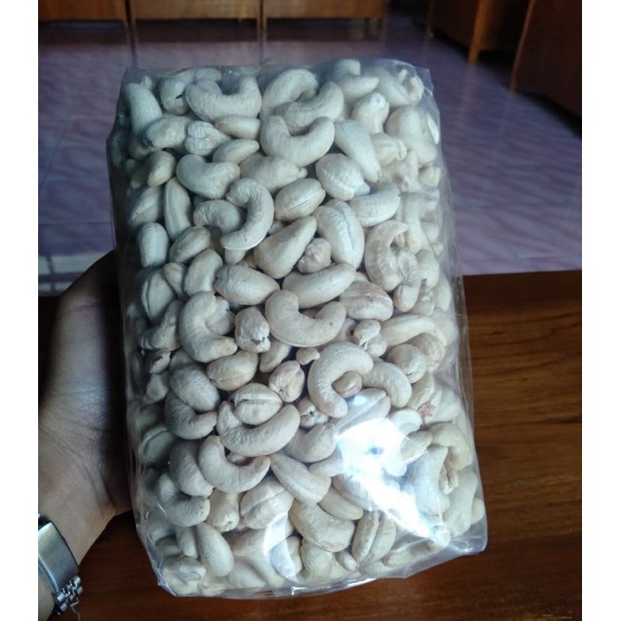 

Kacang Mete Mentah Utuh 500 Gram