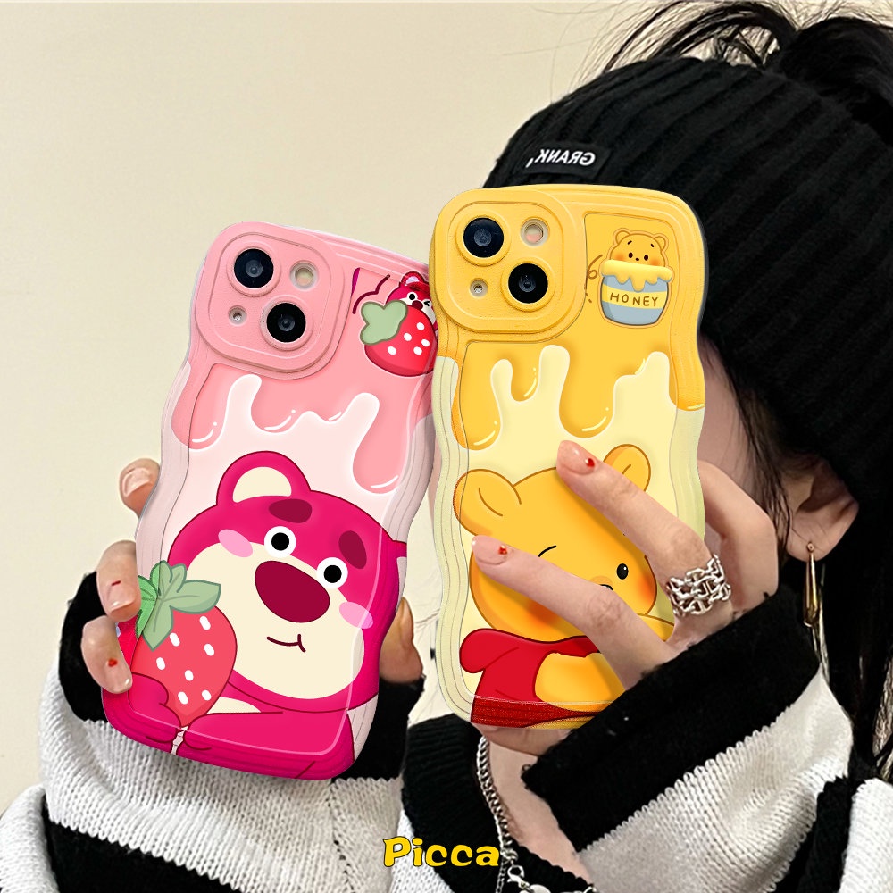 IPHONE Kartun Lucu Winnie the Pooh Strawberry Bear Lotos Couple Phone Case Kompatibel Untuk Iphone11 14 13 12 Pro Max 6 6s 14 8 7 Plus X XS Max XR SE 2020 Wavy Edge Soft Tpu Back Cover