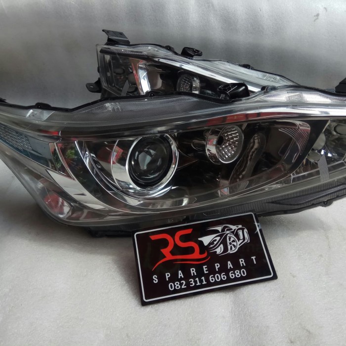 {BEKAS} Headlamp lampu depan Toyota Yaris 2016 Murah