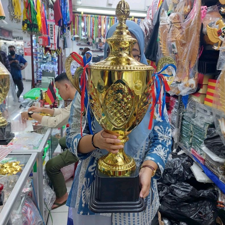 Piala/trophy logam/ metal bergilir super besar satuan tinggi 67,5cm