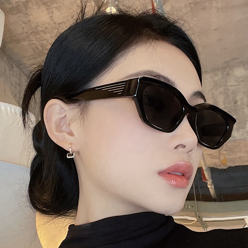 (YUZHU) Ins Gaya Y2K Babes Hip Hop Kacamata Hitam Vintage Fashion Mata Kucing Kacamata Hitam Merah Muda