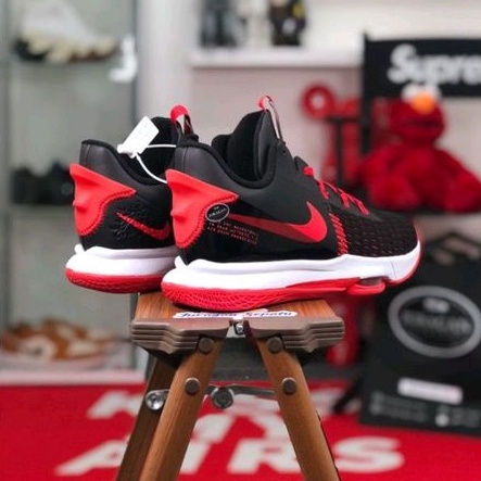 Nike LeBron Witness 5 &quot;Bred&quot;