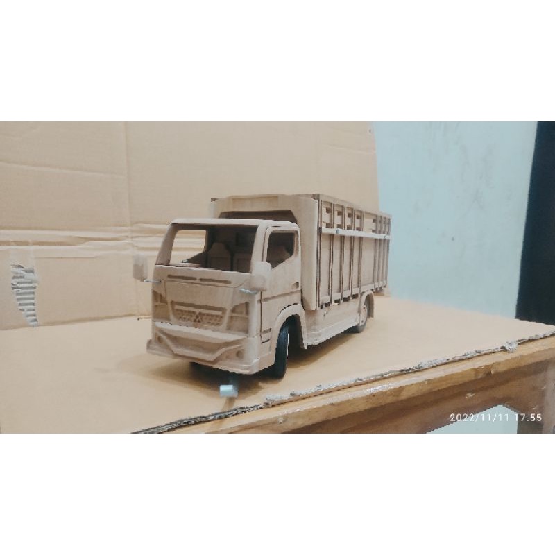 Miniatur Truk Canter Ban Karet