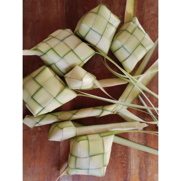 

Bungkus ketupat daun kelapa