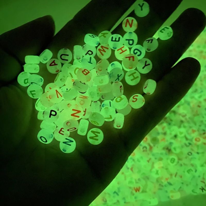 100pc Manik Manik Huruf Bercahaya Alfabet Akrilik Glow In The Dark Kerajinan Diy Gelang dan Kalung