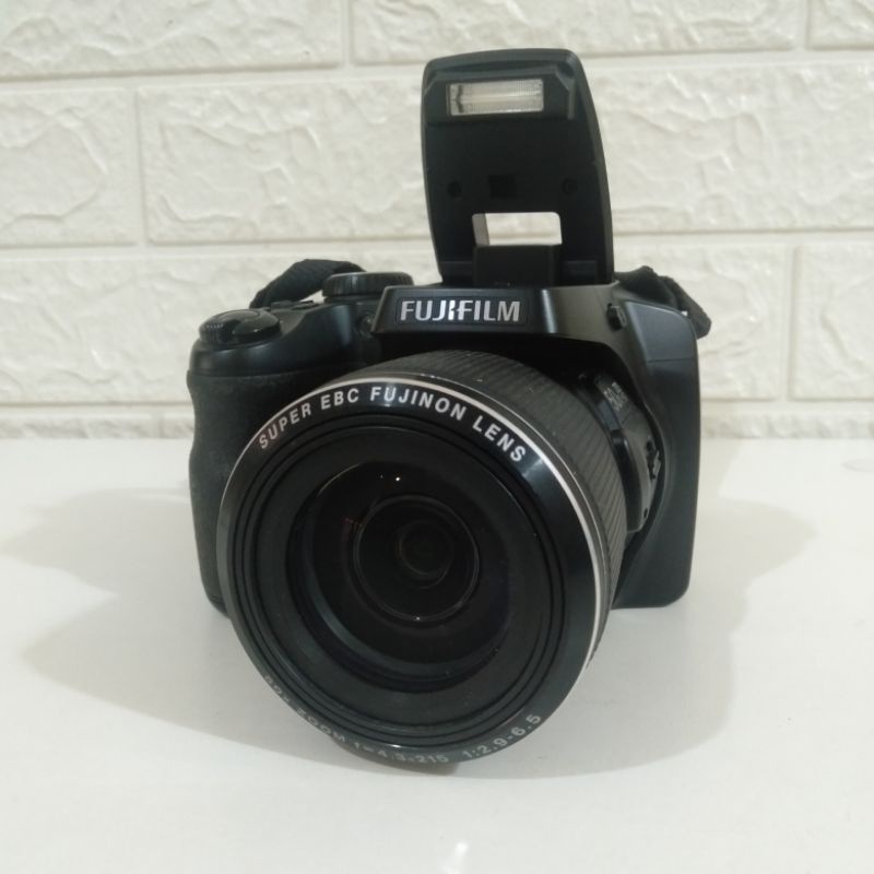 Fujifilm Finepix S9400W Zoom 50X Warna Hitam