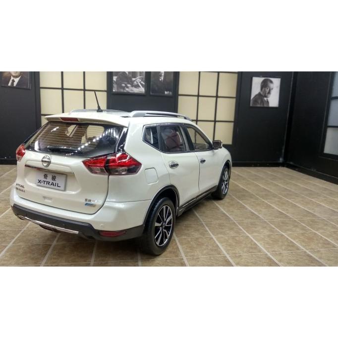 Diecast / Miniatur mobil Nissan XTrail T32 skala 18