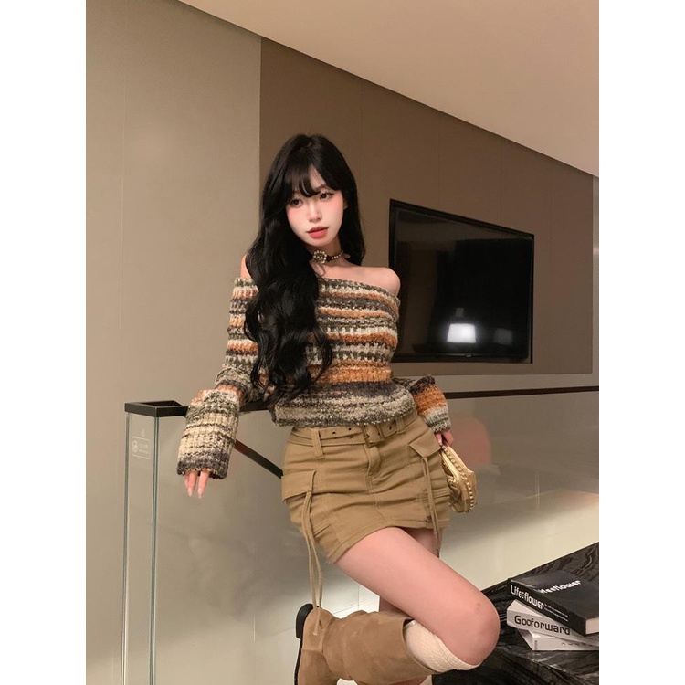 Red Sweet Spice Girls Satu Bahu Bergaris Sweater Wanita Musim Gugur dan Musim Dingin Rainbow Tanpa Tali Klavikula Pullover Slim Pendek Rajut Atasan