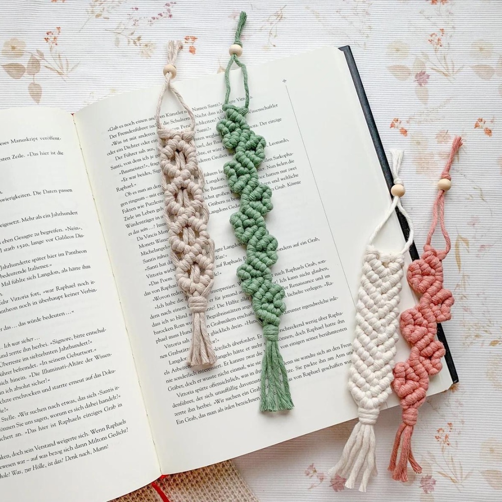 

Pembatas Buku Macrame / Macrame Bookmark